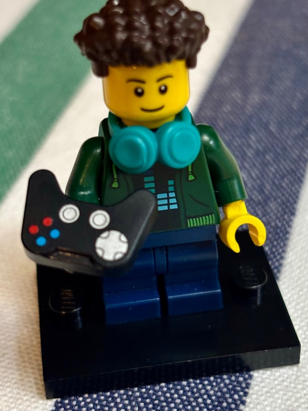 LEGO CITY minifigure "Video Game Player with Controller" cty1685 LIKE NEW!